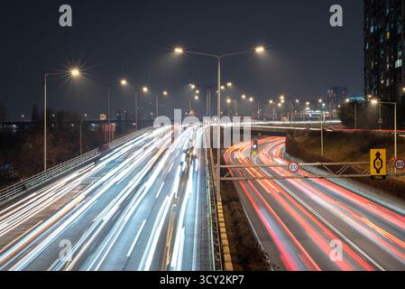 Foto a lunga esposizione di un'autostrada trafficata di notte con percorsi leggeri da veicoli a Seoul, Corea del Sud, il 9 dicembre 2023 Foto Stock