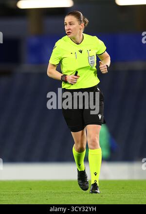 Londra, Regno Unito. 15 ottobre 2025. L'arbitro Michalina Diakow durante la partita Chelsea Women vs Paris FC UEFA Womens Champions League allo Stamford Bridge di Londra. Il credito per immagini dovrebbe essere: Paul Terry/Sportimage Credit: Sportimage Ltd/Alamy Live News Foto Stock