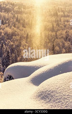 Prendi il sole sopra una foresta e una nevicata nelle nevicate Foto Stock