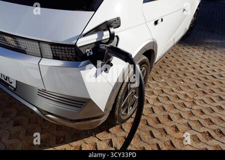 Il veicolo elettrico Hyundai Ioniq 5 viene caricato in una stazione di ricarica pubblica Foto Stock