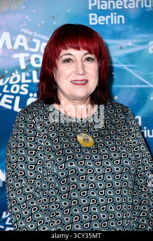 Astrid-Sabine busse bei der Weltpremiere der 360Â Fulldome-Show von Peter Schillings Major Tom: völlig losgelöst im Zeiss-Großplanetarium. Berlino, 16.10.2025 *** Astrid Sabine Busse alla prima mondiale dello spettacolo fulldome 360 di Peter Schillings Major Tom completamente staccato allo Zeiss Großplanetarium Berlino, 16 10 2025 foto:Xn.xKubelkax/xFuturexImagex tom 5026 Foto Stock