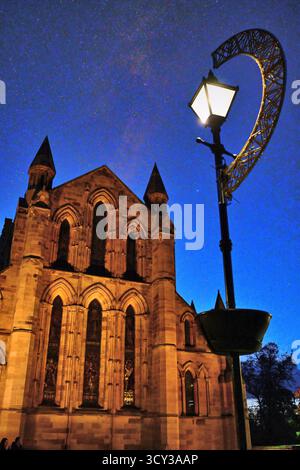 Hexham Abbey di notte contro un cielo stellato Foto Stock