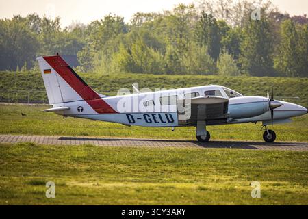 Vista aerea, aeromobili bimotore con registrazione D-GELD, campo di volo Hamm-Lippewiesen EDLH, segnaletica di pista, fiume Lippe, conversione Lippe, Hamm, Foto Stock