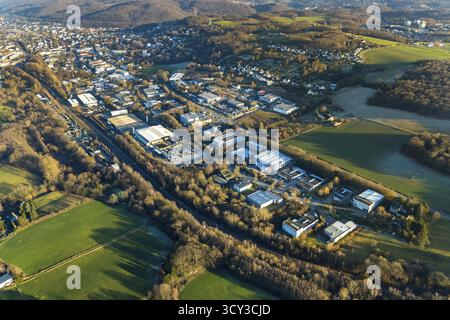 Vista aerea, zona industriale Gewerbestrasse, zona industriale Rosendahler Strasse, Gevelsberg, regione della Ruhr, Renania settentrionale-Vestfalia, Germania, ferrovia Foto Stock