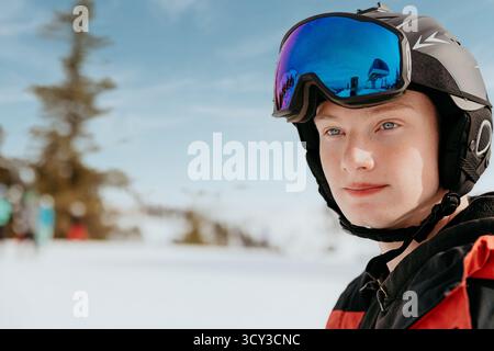 Giovane uomo che ama sciare in montagna Foto Stock