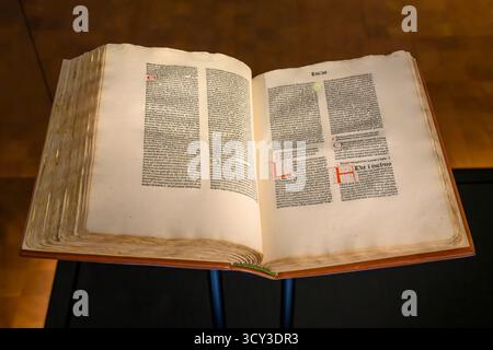 Biblia (Vulgata) in latino, Venezia, 1478 una copia ornata della Vulgata, la traduzione ufficiale in latino delle Sacre Scritture cristiane autorizzata dalla t Foto Stock