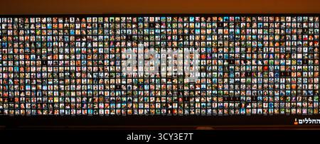 Un muro commemorativo con i nomi e i ritratti di tutti i civili uccisi, ostaggi e soldati caduti a seguito dell'attacco di Hamas del 7 ottobre 20 Foto Stock