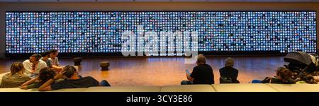 Un muro commemorativo con i nomi e i ritratti di tutti i civili uccisi, ostaggi e soldati caduti a seguito dell'attacco di Hamas del 7 ottobre 20 Foto Stock