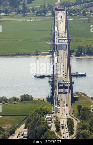 Vista aerea, ponte sul Reno Emmerich, fiume Reno, traffico marittimo, Emmerich sul Reno, basso Reno, Renania settentrionale-Vestfalia, Germania, ponte, DE, Em Foto Stock