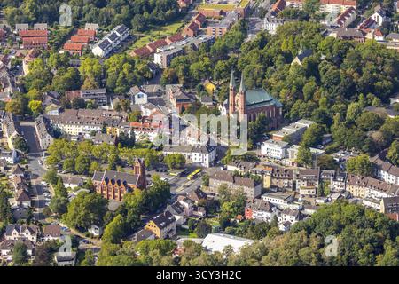 Vista aerea, chiesa di San Tommaso, Barbarossaplatz, chiesa cattolica di San Nicola, convento carmelitano di Maria in Need, Essen-Stoppenberg, Essen, zona della Ruhr Foto Stock