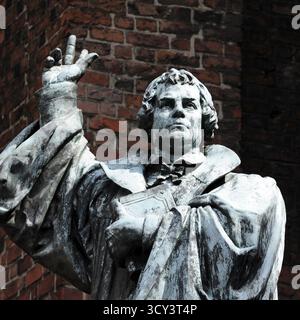 Statua di Martin Lutero, monumento Lutero di fronte alla chiesa del mercato evangelico-luterano di St. Georgii et Jacobi, Hannover, bassa Sassonia, Germania Foto Stock