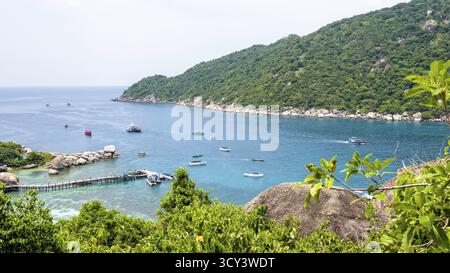 Alta Vista angolo splendido paesaggio naturale mare a Ko Tao e pier per la gita in barca a Koh Nang Yuan Island è una famosa attrazione turistica nel Golfo di Foto Stock