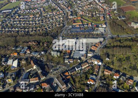 Vista aerea, centri commerciali Dortmunder Strasse, centro di approvvigionamento locale Herringen, Dortmunder Strasse, Evang. Kirche St. Victor, zona residenziale, Herri Foto Stock