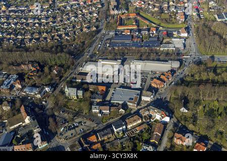 Vista aerea, centri commerciali Dortmunder Strasse, centro di approvvigionamento locale Herringen, Dortmunder Strasse, Evang. Kirche St. Victor, zona residenziale, Herri Foto Stock