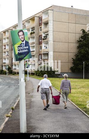DEU Germania Germania Zwickau una coppia anziana in una proprietà immobiliare prefabbricata torna dallo shopping insieme Foto Stock