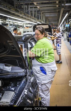 DEU Germania Germania Zwickau Scene da un vecchio locale di produzione per la produzione del Golf presso lo stabilimento VW. Dipendente in produzione Foto Stock