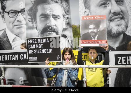 DEU Germany Germany Germany Berlin protesta organizzata da Reporters Without Borders e Amnesty International in occasione della giornata internazionale della libertà di stampa. Loro prota' Foto Stock