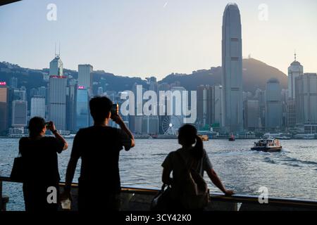 Persone che guardano lo skyline di Hong Kong e il porto di Victoria il 17 ottobre 2025 a Hong Kong. (Foto di Vernon Yuen/Nexpher Images) Foto Stock