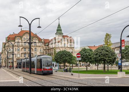 Oradea, Romania - 26 settembre 2025: Stazione dei trasporti pubblici presso Union Square nel centro di Oradea nella Romania occidentale Foto Stock