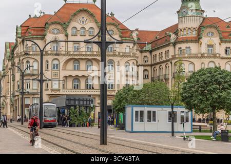 Oradea, Romania - 26 settembre 2025: Stazione dei trasporti pubblici presso Union Square nel centro di Oradea nella Romania occidentale Foto Stock