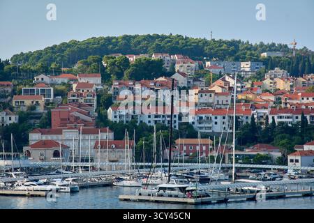Dubrovnik. Croazia - 17 ottobre 2025: Barche a vela e yacht di lusso ormeggiati in un porto turistico affollato sulla costa dalmata della Croazia, con case e alberi Foto Stock