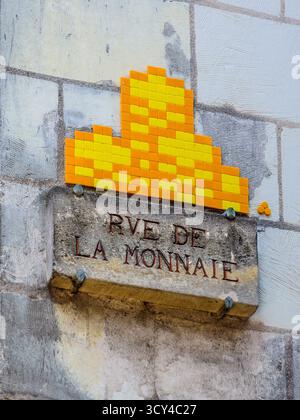 "Pile di soldi", piastrelle in ceramica di "Invader" (vero nome Franck Slama) in Rue de la Monnaie a Tours, Indre-et-Loire (37), Francia. Foto Stock