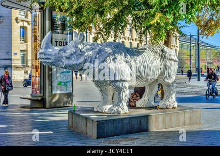 Scultura in resina a grandezza naturale "le Rhinocéros" di Michel Audiard - sponsorizzata dal ristorante McDonald's nel centro di Tours, Indre-et-Loire (37), Francia. Foto Stock