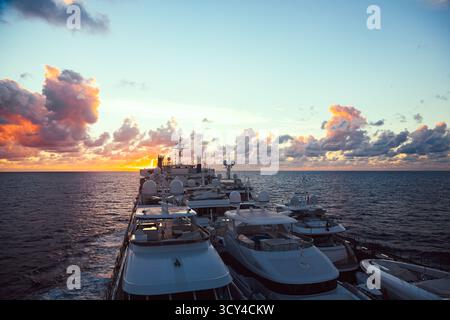 Trasporto di yacht attraverso l'oceano su una grande nave da trasporto. Foto Stock