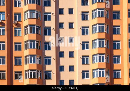 Nuovo edificio residenziale multifamiliare con vista frontale Foto Stock