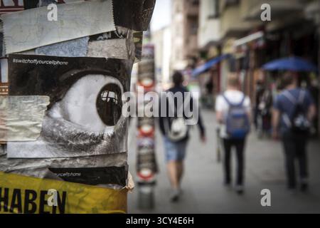 DEU Germania Germania Berlino foto di un lampione a Friedrichshain. Il poster è posizionato sotto molti adesivi pubblicitari negli spazi pubblici Foto Stock