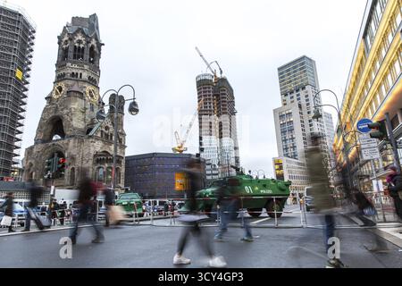 DEU Germania Germania Germania zona di sicurezza della polizia di Berlino intorno alla stazione Zoo per il primo ministro israeliano Benjamin Netanyahu, che dorme all'Hotel Walldorf Foto Stock