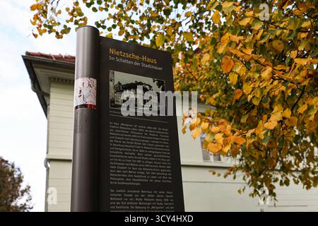DAS Nietzsche-Haus a Naumburg Saale widmet sich dem Leben und Werk des Philosophen Friedrich Nietzsche. Im Sommer 1858 zog Nietzsches Mutter Franziska Nietzsche mit ihren zwei Kindern Friedrich und Elisabeth in das Haus Nr. 355, Heute Weingarten 18. SIE hatte im Obergeschoss eine helle, geräumigere Wohnung angemietet. 1878 kaufte sie das Haus und blieb hier bis zu ihrem Lebensende wohnen. Nachdem sie 1897 guerra gestorben, wurde das Haus von ihrer Tochter verkauft. Seit 1994 ist das Naumburger Nietzsche-Haus für die Öffentlichkeit zugänglich. In einer Dauerausstellung wird das Leben und Werk des Foto Stock