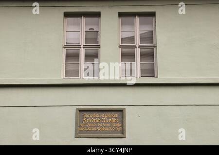 DAS Nietzsche-Haus a Naumburg Saale widmet sich dem Leben und Werk des Philosophen Friedrich Nietzsche. Im Sommer 1858 zog Nietzsches Mutter Franziska Nietzsche mit ihren zwei Kindern Friedrich und Elisabeth in das Haus Nr. 355, Heute Weingarten 18. SIE hatte im Obergeschoss eine helle, geräumigere Wohnung angemietet. 1878 kaufte sie das Haus und blieb hier bis zu ihrem Lebensende wohnen. Nachdem sie 1897 guerra gestorben, wurde das Haus von ihrer Tochter verkauft. Seit 1994 ist das Naumburger Nietzsche-Haus für die Öffentlichkeit zugänglich. In einer Dauerausstellung wird das Leben und Werk des Foto Stock