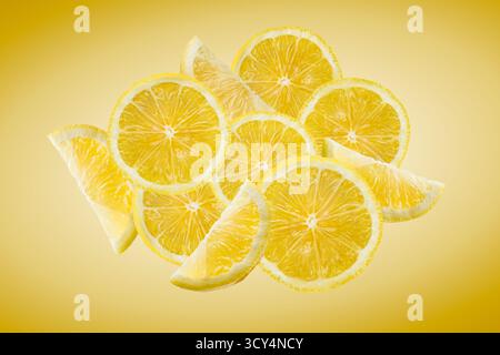 Composizione delle fette di limone su sfondo giallo. Foto Stock