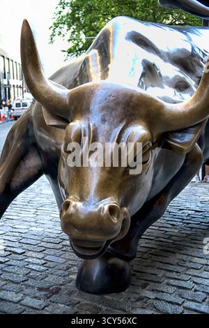 Arturo di Modica di ricarica della scultura di Bull a Bowling Green, Lower Manhattan, New York City Foto Stock