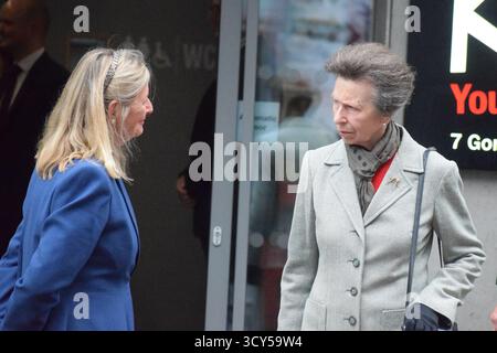 LUTON, BEDFORDSHIRE venerdì 17 ottobre 2025. La principessa reale visita il Toko Youth Hub a Luton. The Hub è un progetto comunitario sostenuto dall'aeroporto di Luton. Crediti: James Taylor/Alamy Live News Foto Stock