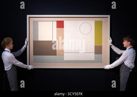 Londra, Inghilterra, Regno Unito. 17 ottobre 2025. Un membro dello staff di Christie posa con dicembre 1942 ''" aprile 1944 (Abstract Painting) di Ben Nicholson durante un'anteprima stampa per la Modern British and Irish Art Evening sale a Londra, Regno Unito, il 17 ottobre 2025. I lavori sono stimati tra 800.000 e 1.200.000 GBP. (Credit Image: © Thomas Krych/ZUMA Press Wire) SOLO PER USO EDITORIALE! Non per USO commerciale! Foto Stock