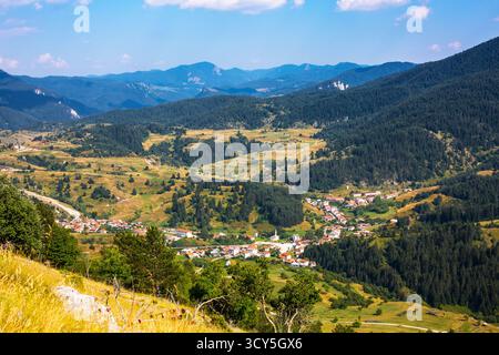 Vista aerea del villaggio bulgaro di Rodope. Montagne e foreste sullo sfondo Foto Stock