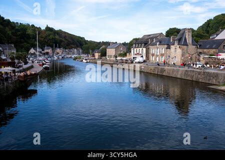 Vista del porto sul fiume Rance a Dinan a Cotes d Armor in Bretagna, in Francia, il 20 agosto 2022. La scena mostra le barche attraccate lungo il porto W Foto Stock