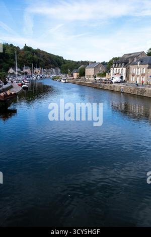 Vista del porto sul fiume Rance a Dinan a Cotes d Armor in Bretagna, in Francia, il 20 agosto 2022. La scena mostra le barche attraccate lungo il porto W Foto Stock