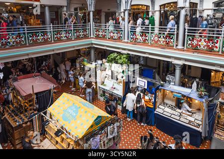Camden Market London - vivaci bancarelle al coperto e Street Food. Londra, Regno Unito, 8 luglio 2023 Foto Stock