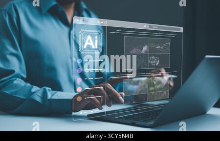 Tecnologia per la creazione di immagini AI. L'uomo usa il software di intelligenza artificiale su un notebook per generare immagini, mostrando un'interfaccia utente futuristica. schermata con prompt visivo. IO Foto Stock