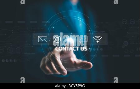 Contattateci o contattate il servizio di assistenza clienti. Uomo d'affari che utilizza il telefono cellulare e che tocca le icone virtuali con le mani chiama il telefono, invia e-mail, Foto Stock