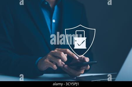 Concetto di privacy della crittografia per la sicurezza informatica. Man immetti nome utente e password per accedere alle informazioni personali. Accesso dati protetto e Internet protetto Foto Stock