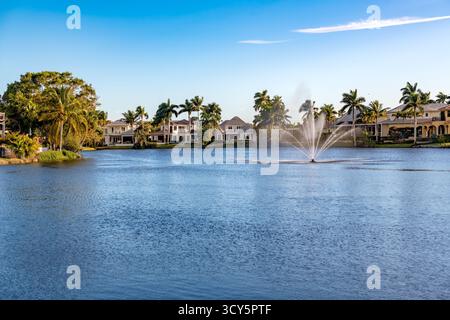 Naples, Florida, Stati Uniti: La tranquilla zona residenziale di Spring Lake a Naples, Florida Foto Stock