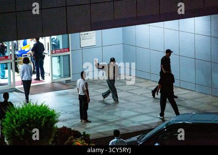 Città di Kaohsiung, distretto di Xiaogang, Taiwan. 17 ottobre 2025. I membri del gruppo femminile sudcoreano BLACKPINK arrivano all'aeroporto internazionale di Kaohsiung prima dei loro concerti allo stadio nazionale di Kaohsiung il 18 e 19 ottobre. La visita segna il ritorno del gruppo a Taiwan dopo il loro tour del 2023, rendendole la prima ragazza coreana a esibirsi due volte nello stesso luogo. (Credit Image: © Cheng-Chia Huang/ZUMA Press Wire) SOLO PER USO EDITORIALE! Non per USO commerciale! Foto Stock