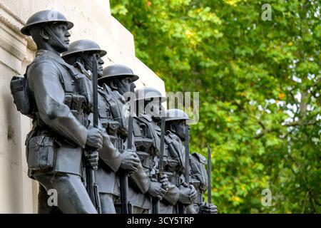 Londra, Inghilterra, Regno Unito. Il Guards Divisional Memorial (Harold Charlton Bradshaw / Gilbert Ledward; 1926) Horse Guards Road, guardando verso Horse Guards Foto Stock