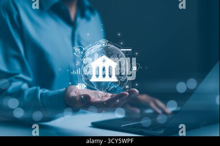 Concetto di Digital Banking e tecnologia finanziaria. Una persona presenta icone di tecnologia bancaria e finanziaria digitale e simboli valutari, Foto Stock