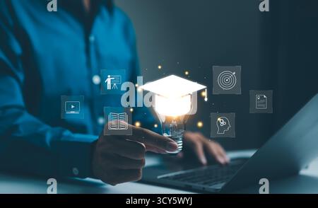 Programma di certificazione per laureati e-Learning. Una persona con una lampadina che simboleggia l'elearning, con formazione sulle icone, corsi online, Foto Stock