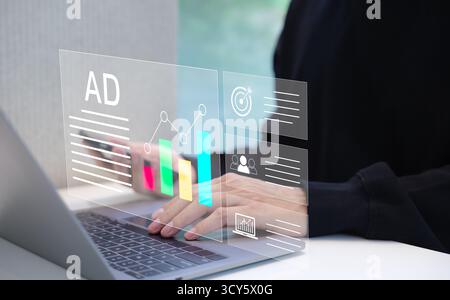 Concetto di analisi della strategia di marketing digitale. Uomo d'affari che analizza i dati della pubblicità digitale e le metriche SEO su un notebook. Vendita online del commercio, Foto Stock
